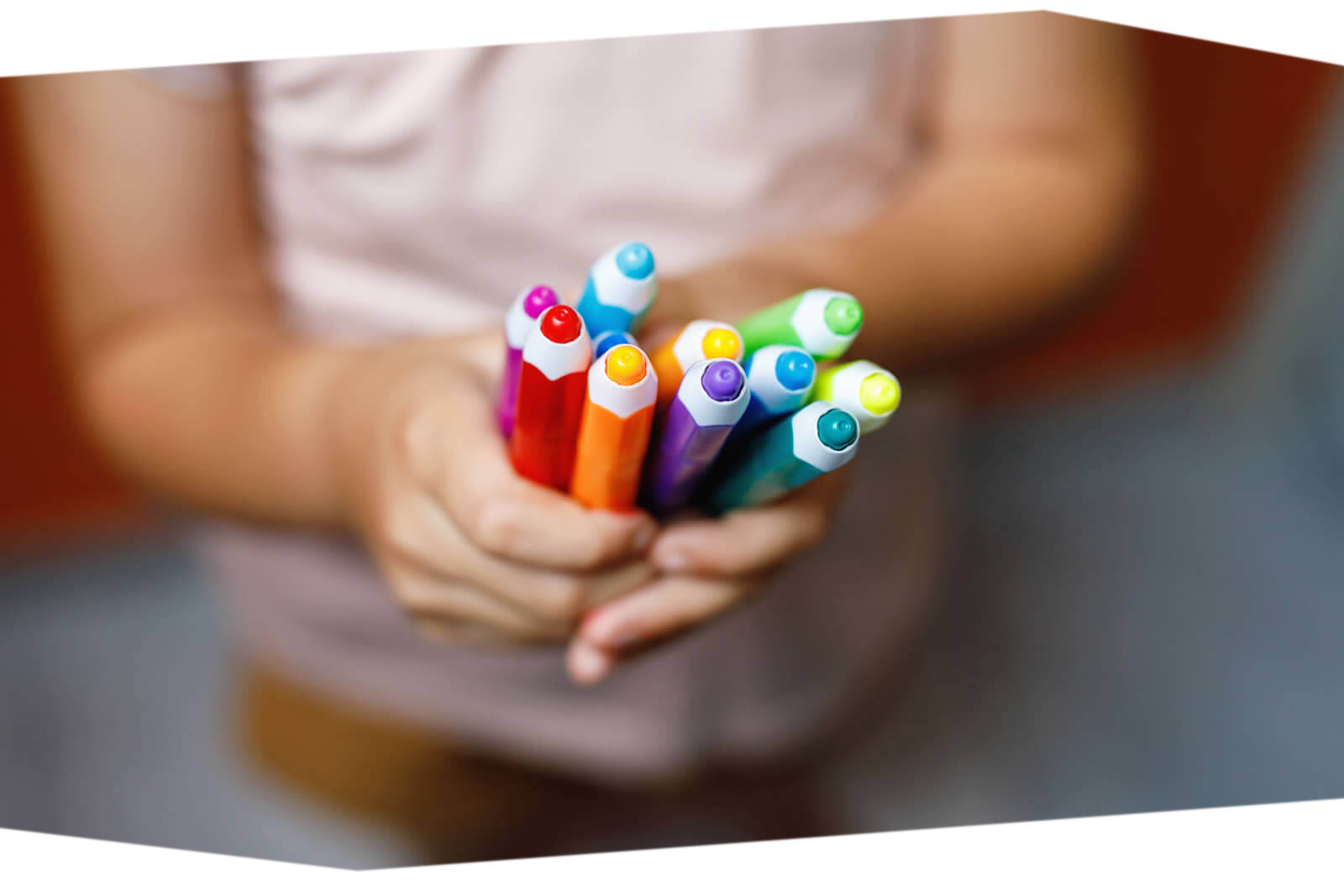Kind hält viele Stifte in der Hand. Es soll Lernförderungsymbolisieren